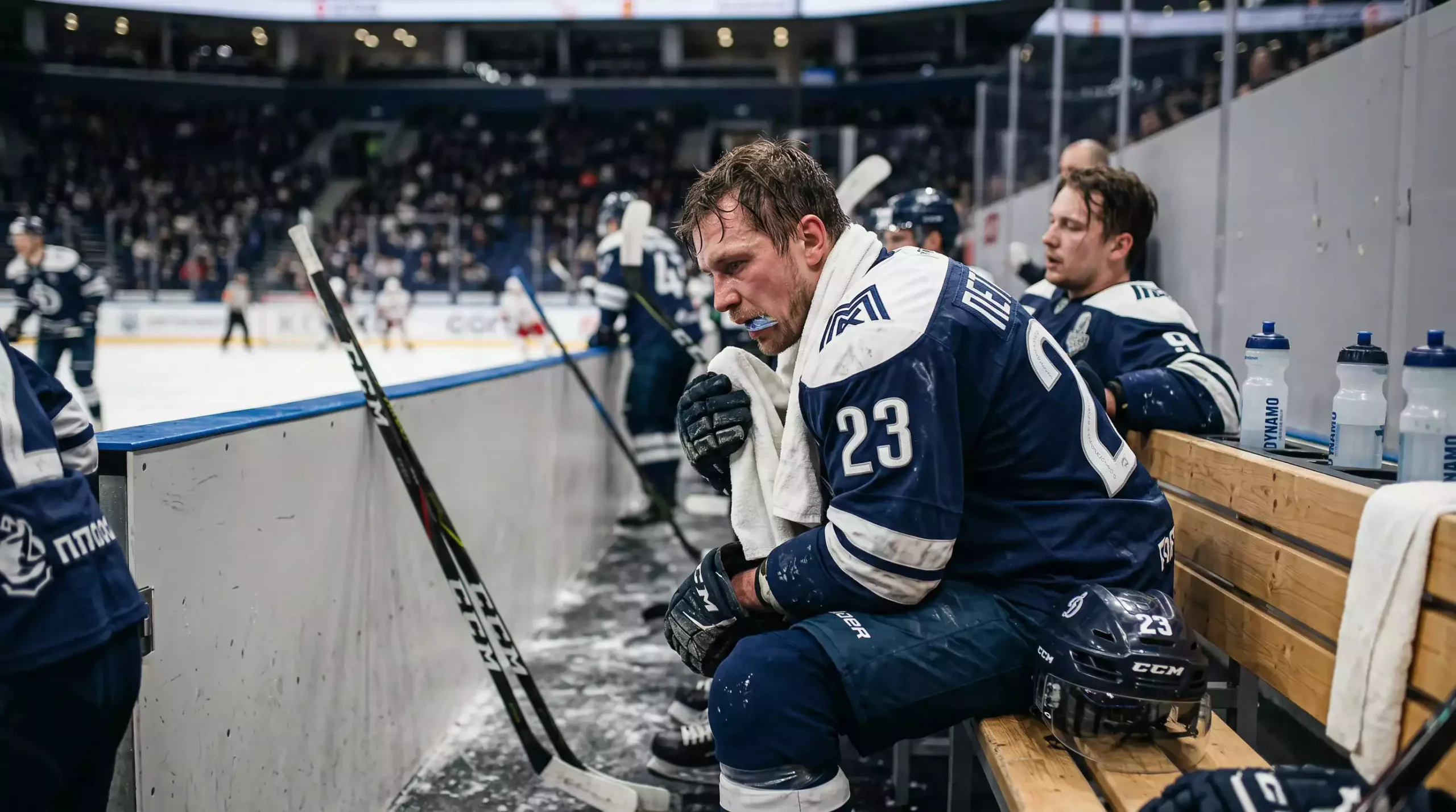 Erschöpfter Eishockeyspieler auf der Bank während einer Pause
