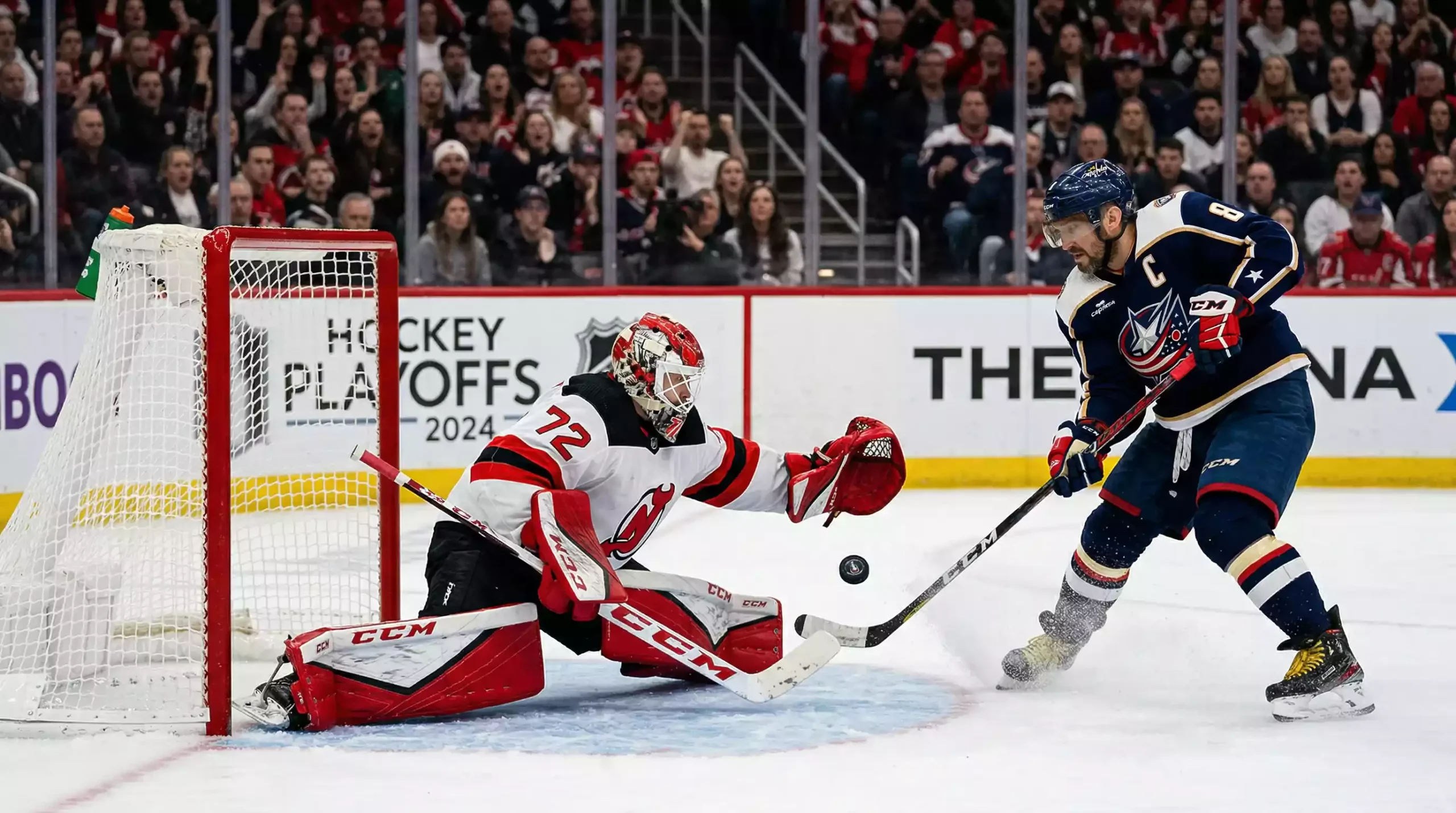 DEL Playoff Eishockeyspiel mit intensivem Zweikampf vor dem Tor