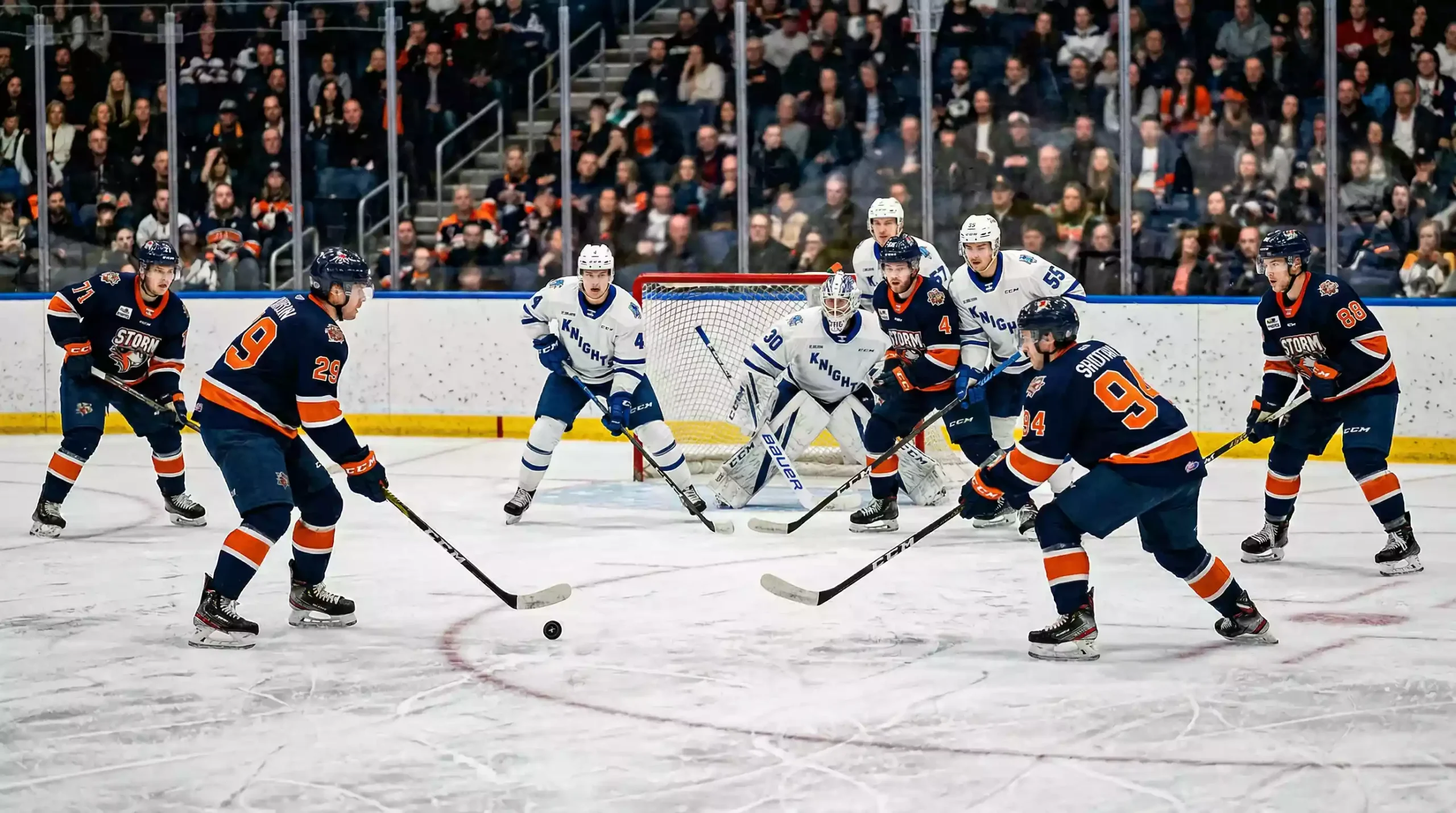 Eishockey Powerplay Situation mit Überzahl vor dem Tor