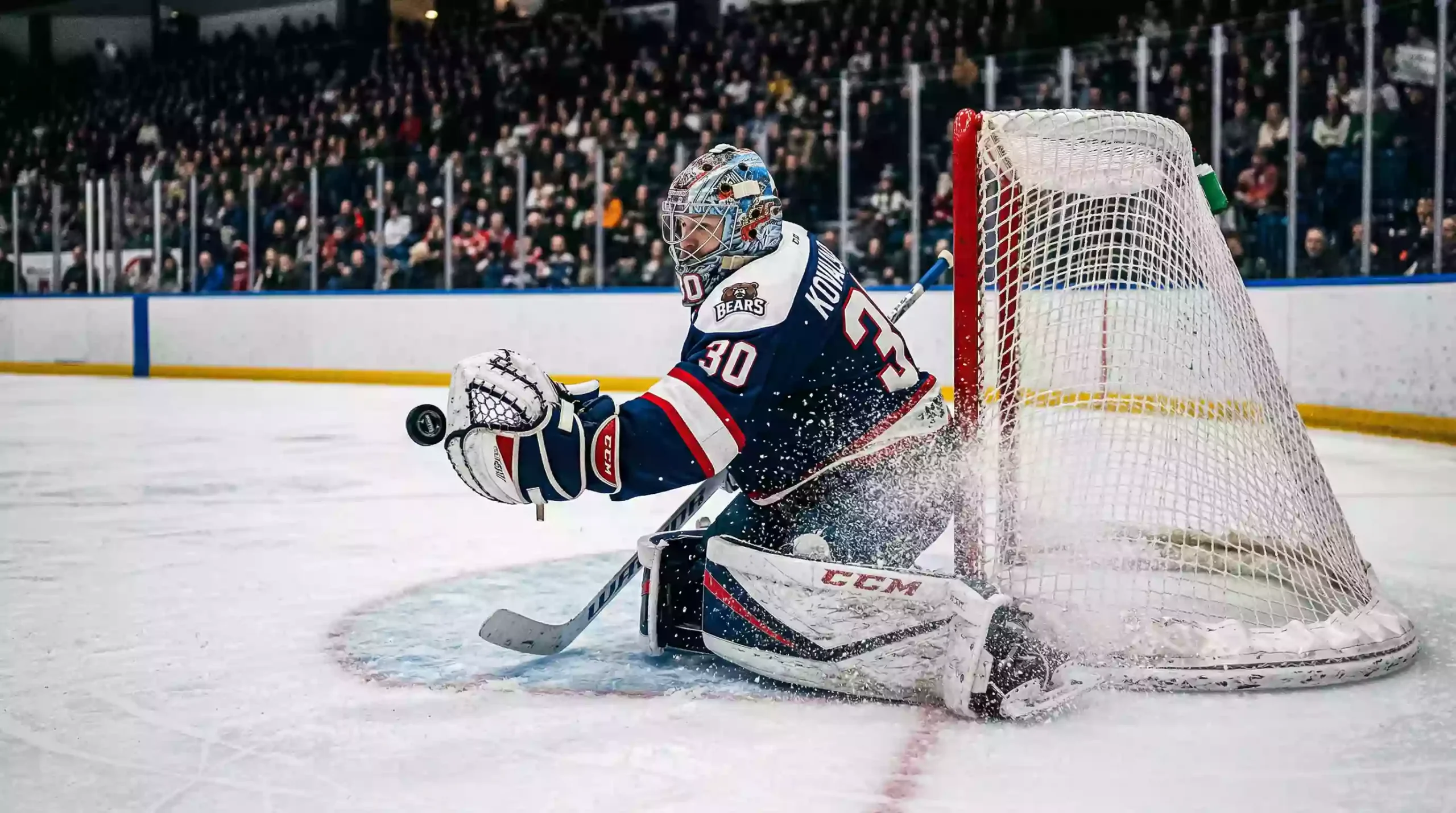 Eishockey Torhüter macht eine spektakuläre Parade